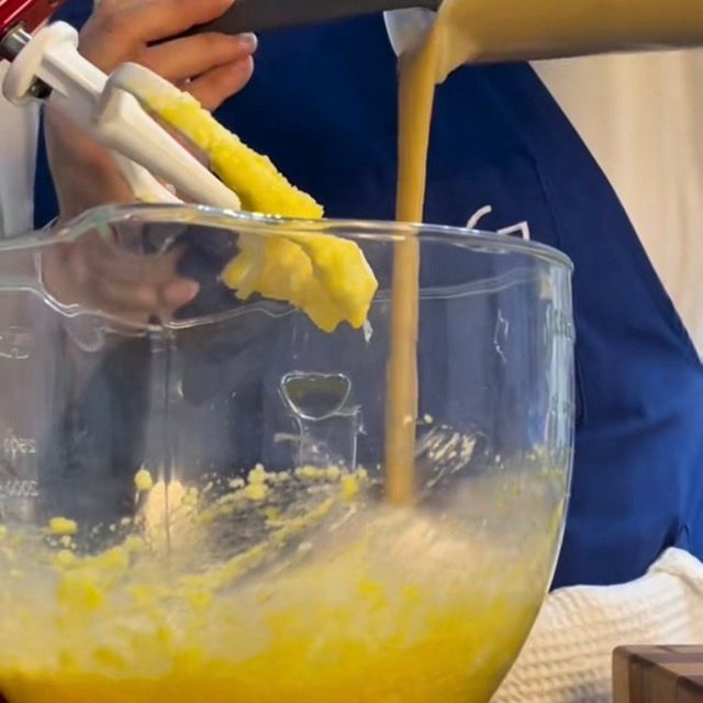 Purea di banana e ingredienti secchi versati nel composto del banana bread.