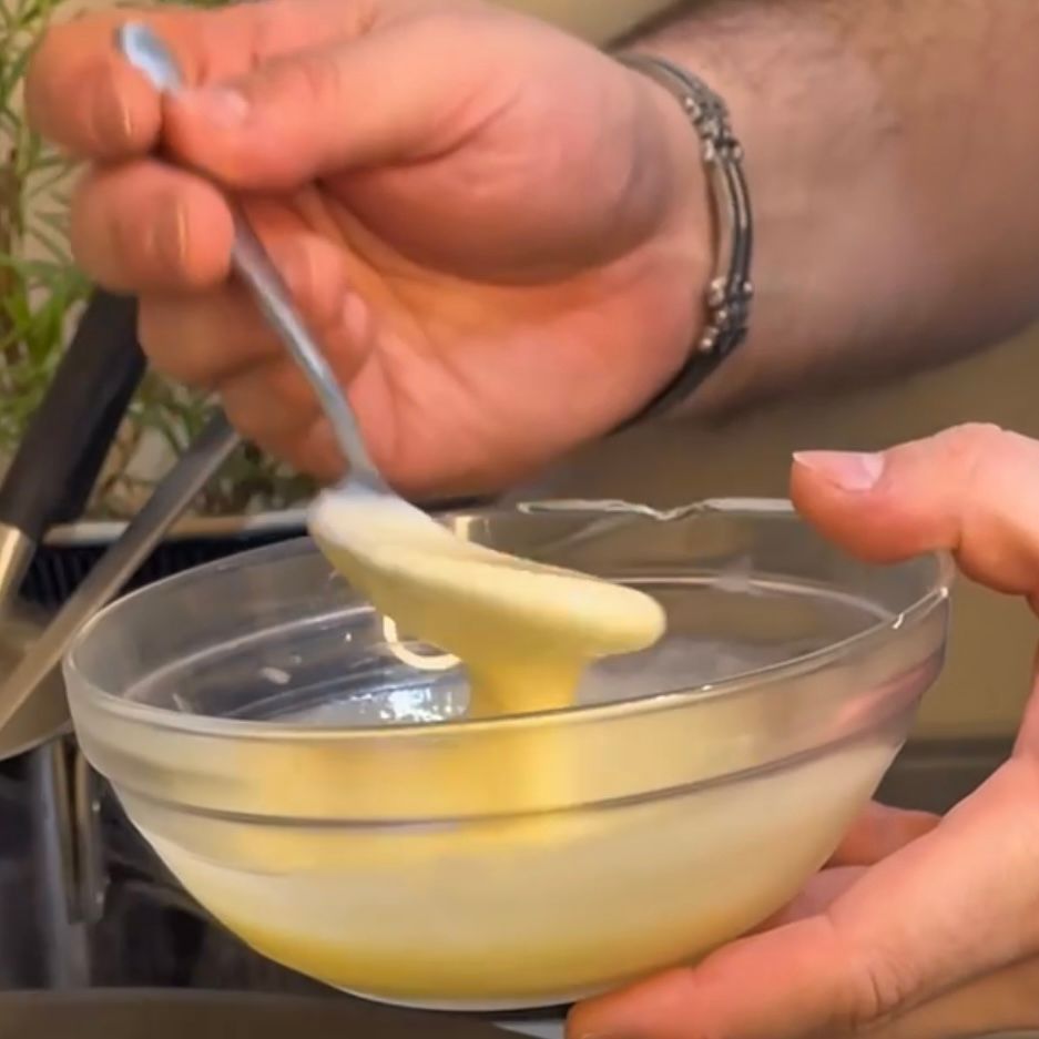 una ciotola piena di salsa beurre blanc 