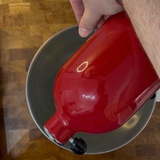 Lavorazione degli albumi con le fruste elettriche finché saranno ben fermi e spumosi per la caprese bianca.