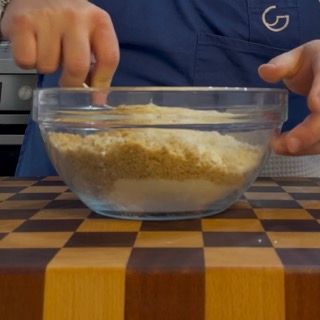 Mescolamento di farina di mandorle, nocciole, fecola e cioccolato tritato per la caprese senza glutine.