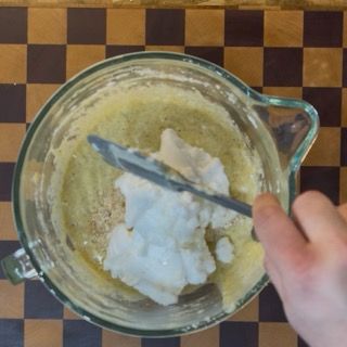Secondo passaggio di versamento delle polveri e degli albumi per amalgamare l'impasto della torta.
