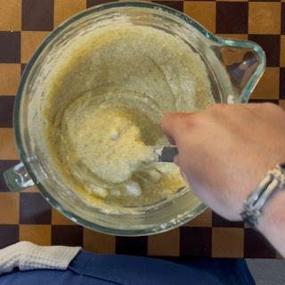 Consistenza finale cremosa e spumosa dell'impasto pronto per cuocere la caprese al limone senza glutine.