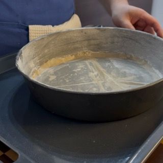 Preparazione dello stampo da pastiera da 26 cm imburrato e spolverato con la fecola per la caprese.
