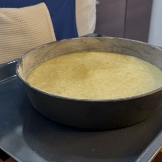 Cottura della torta caprese al limone nel forno statico a 160 gradi per mantenere il cuore umido.