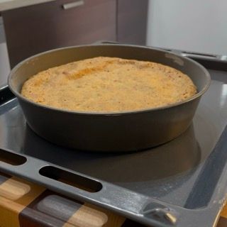 Sfornatura della torta caprese al limone dorata lasciata raffreddare in teglia per circa 2 ore.