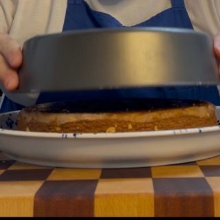 Struttura intatta e compatta della torta caprese bianca sfornata e pronta per la decorazione finale.
