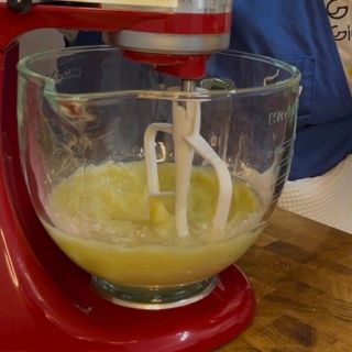 Lavorazione del composto di olio, zucchero e scorza di agrumi con la spatola per la caprese al limone.