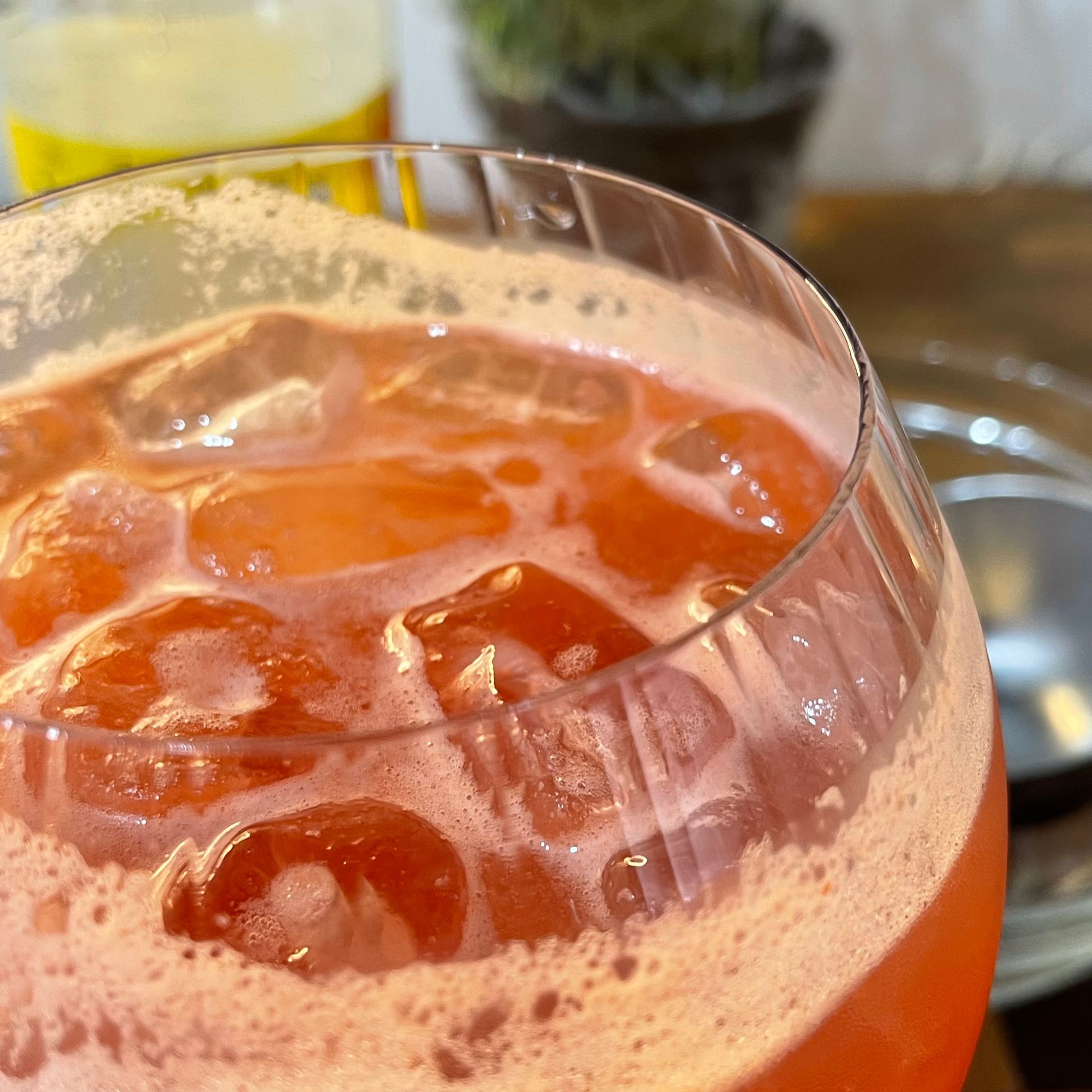 Bicchiere di Tonic Tomato fresco, il cocktail analcolico con succo di pomodoro e melone servito con