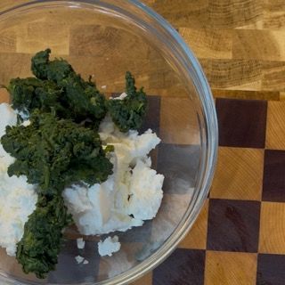 Unione di ricotta e spinaci per il classico ripieno dei conchiglioni al forno.