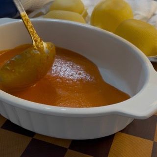 Stesura della salsa gourmet sul fondo della pirofila da forno.