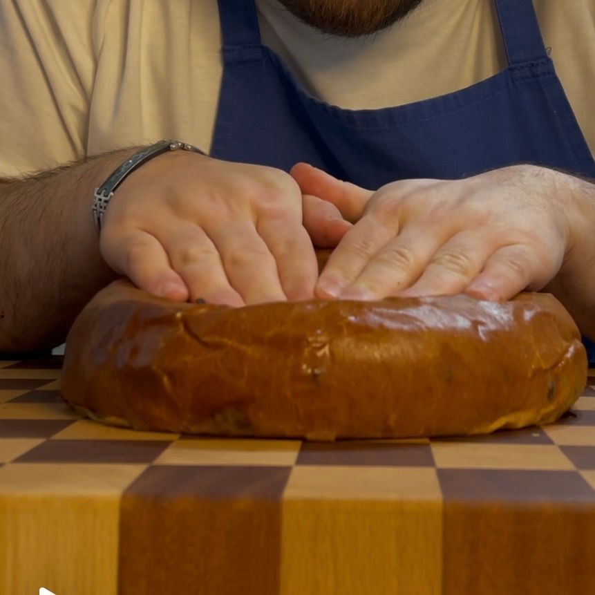Cramique al cioccolato cotti e dorati, schiacciati per far vedere la sòfficità