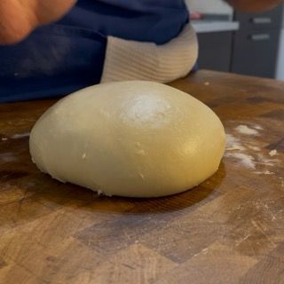 Impasto in una ciotola coperta, pronto per la prima lievitazion