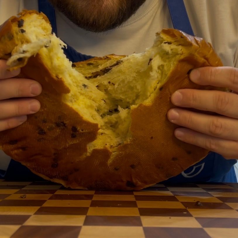 Cramique al cioccolato cotti e dorati, appena sfornati aperti per far vedere l'alveolatura interna