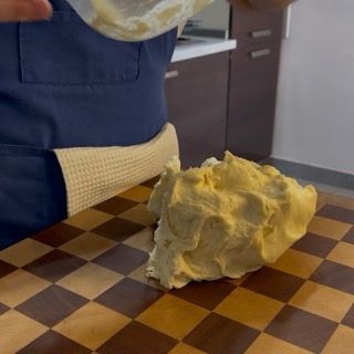 Impasto lievitato steso delicatamente sul piano di lavoro.