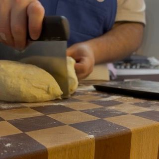Tarocco che divide l'impasto del Cramique in due pezzature.