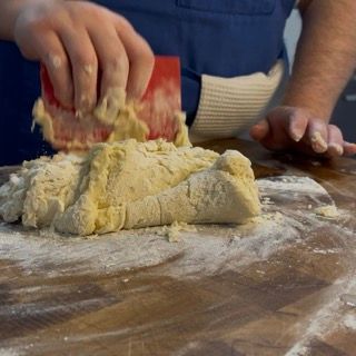 Sale fino aggiunto all'impasto semi-formato.