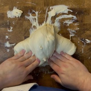Impasto che lavora in planetaria per assorbire il burro.