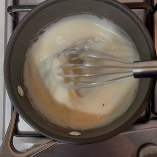 Il water roux che si addensa sul fuoco, mescolato con una frusta.