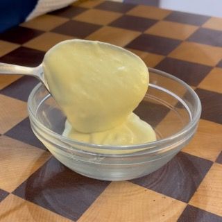 Risultato finale della liscia e spumosa crema di aglio per bruschette pronta per l'uso.