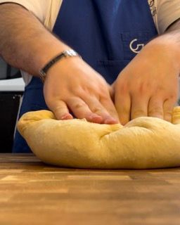 lavorazione sul piano dell'impasto per i Croissant francesi