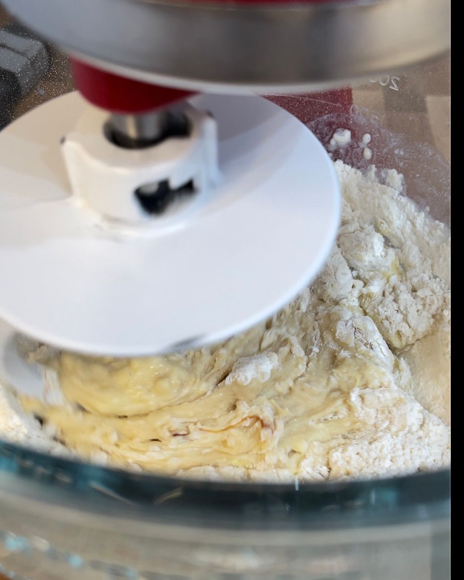 planetaria lavora l'impasto dei croissant francesi