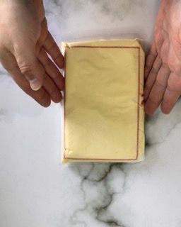 riposo in frigo del burro da sfogliatura per i croissant francesi