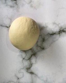 stesura sul piano dell'impasto per i Croissant francesi