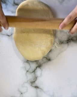 stesura sul piano dell'impasto per i Croissant francesi
