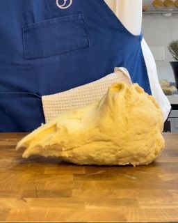 lavorazione sul piano dell'impasto per i Croissant francesi
