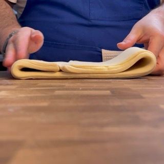 piegatura della pasta per sfogliatura a 4 per croissant francesi
