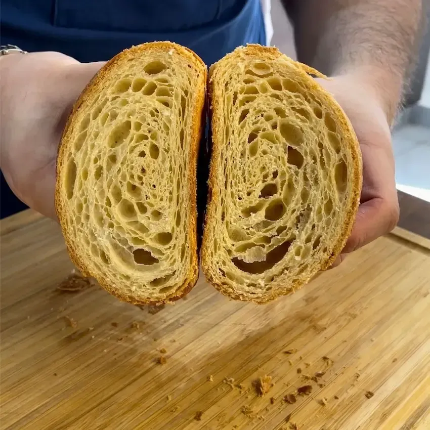 Croissant francese tagliato a metà fa vedere la sfogliatura 