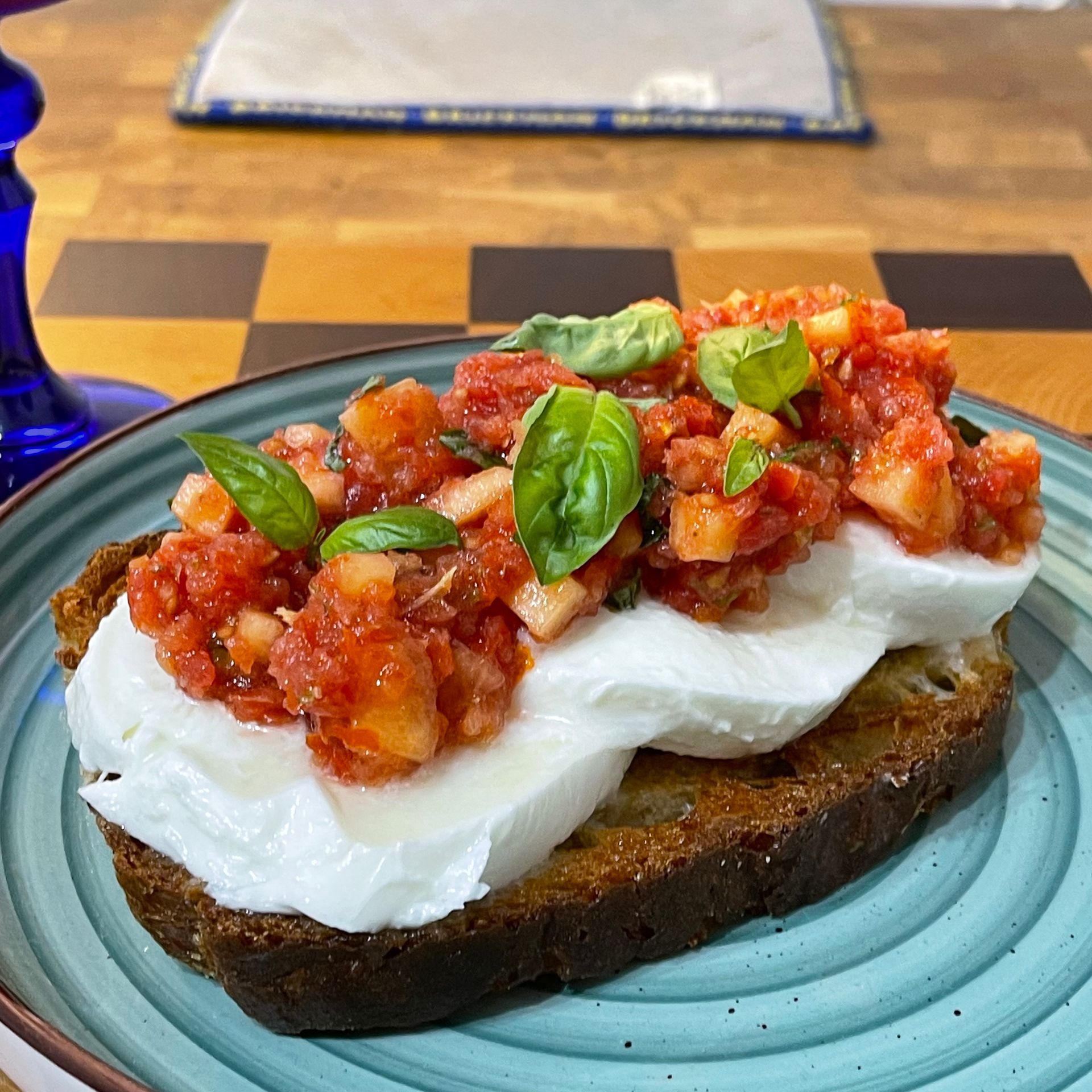 Crostone caprese con pomodoro grattugiato stile pan con tomate, mozzarella di bufala e basilico fres