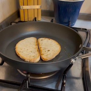 Due fette di pane stanno cuocendo in una padella