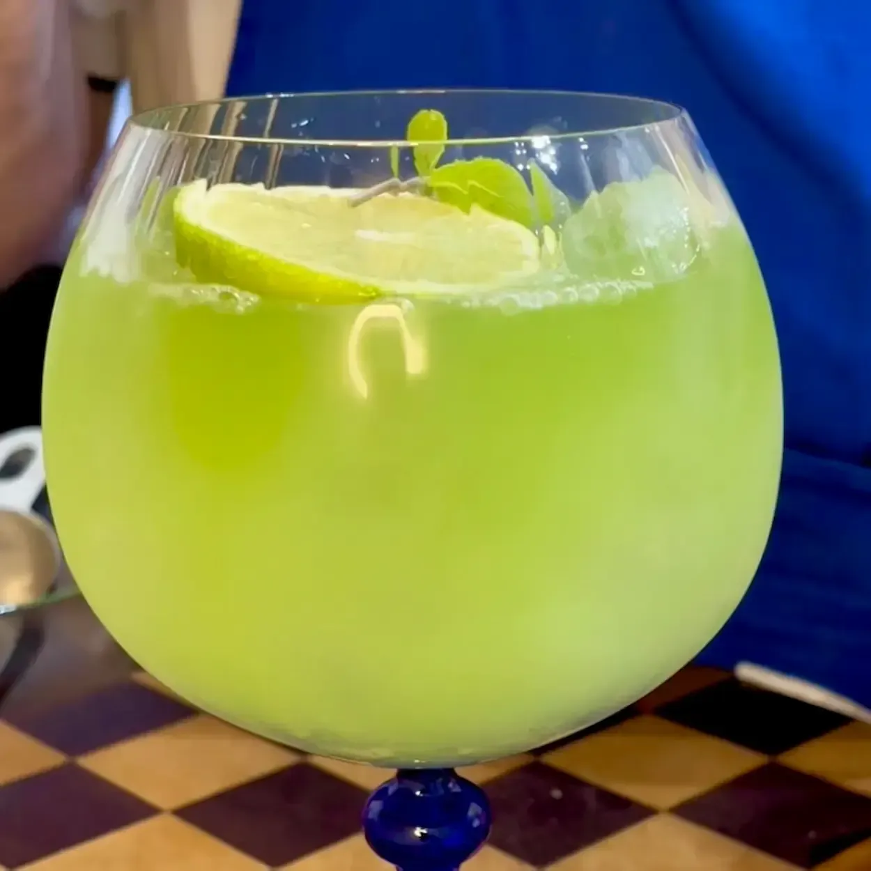 Bicchiere ghiacciato di Cucumber Zin, il fresco cocktail con acqua di cetriolo, menta e tonica al li