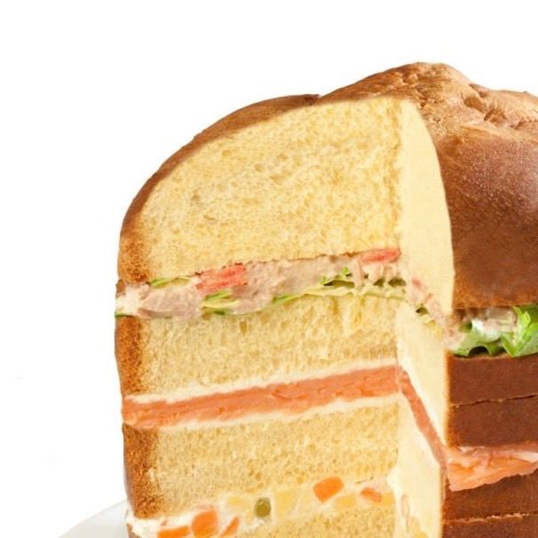 Un panino con una fetta tolta