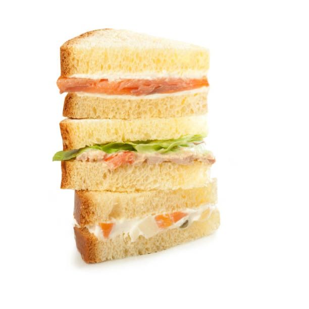 Tre panini sono impilati uno sopra l'altro su uno sfondo bianco.
