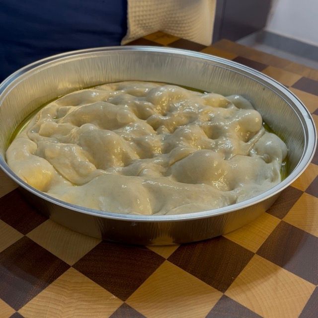 Focaccia in teglia con i buchetti fatti con le dita