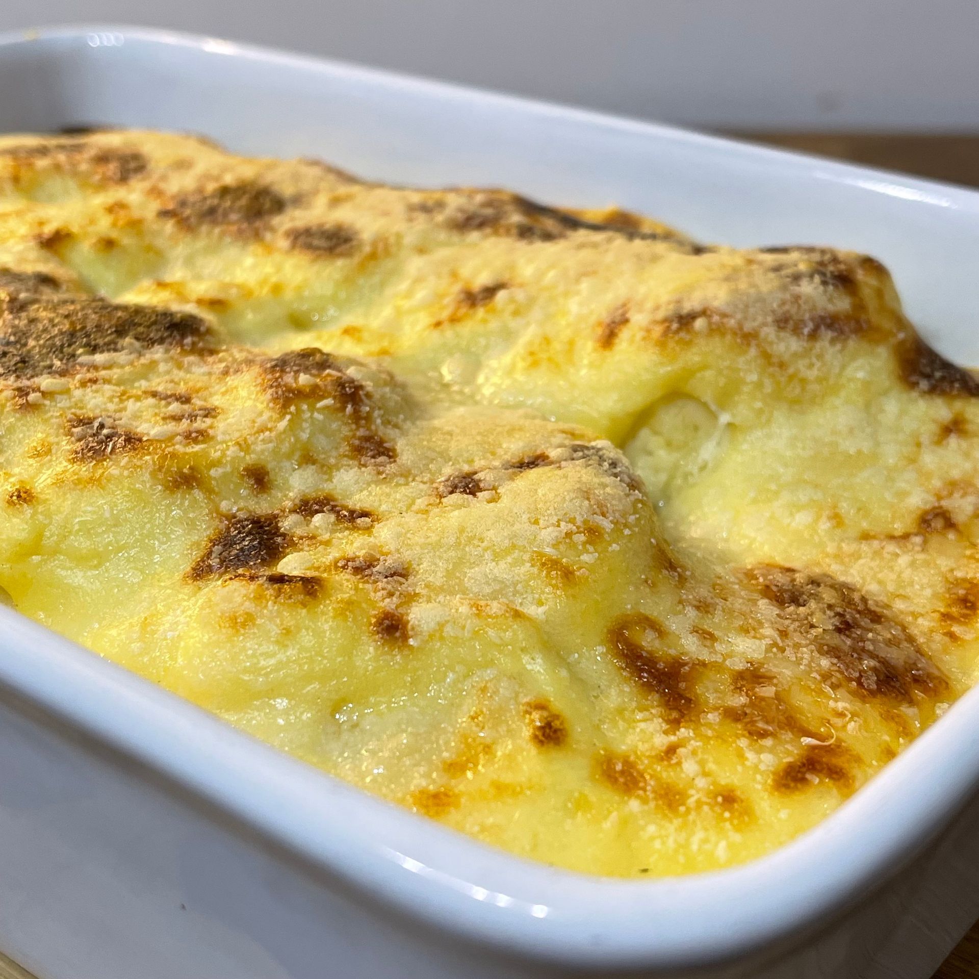 Un primo piano di una casseruola piena di cibo