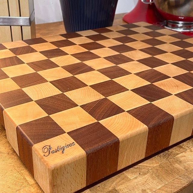 Un tagliere di legno che sembra una scacchiera