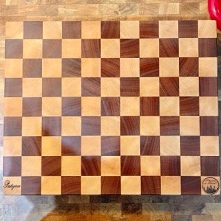 Un tagliere di legno con un motivo a scacchi