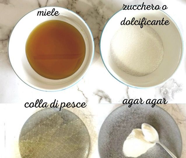 Un collage di quattro ciotole di ingredienti diversi tra cui colla e zucchero