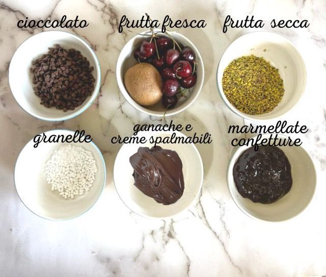Un tavolo sormontato da ciotole di diversi tipi di cibo