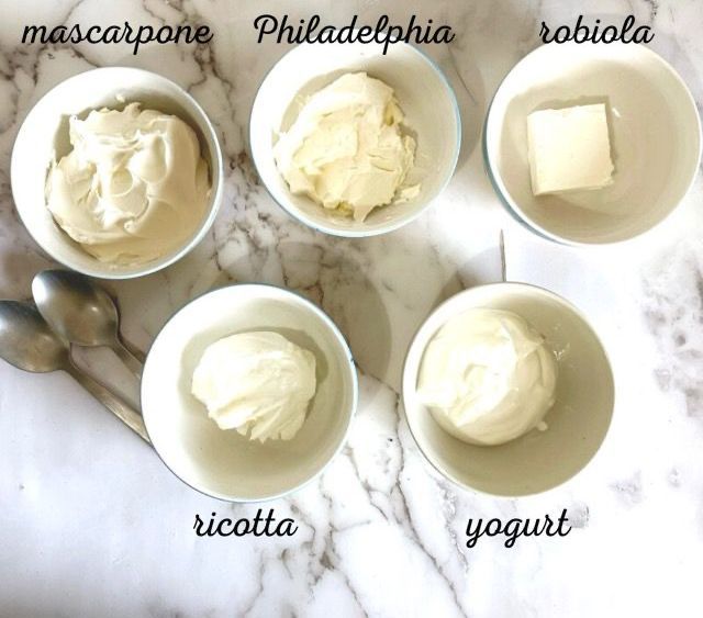 Quattro ciotole di diversi tipi di formaggio cremoso tra cui mascarpone, philadelphia, robiola, ricotta e yogurt