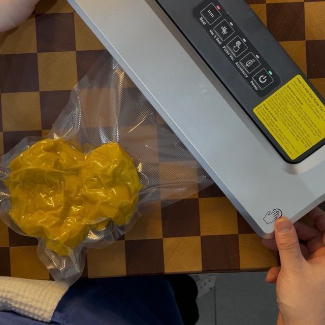 impasto oro di pasta fresca all'uovo inserita nel sacchetto per il sottovuoto