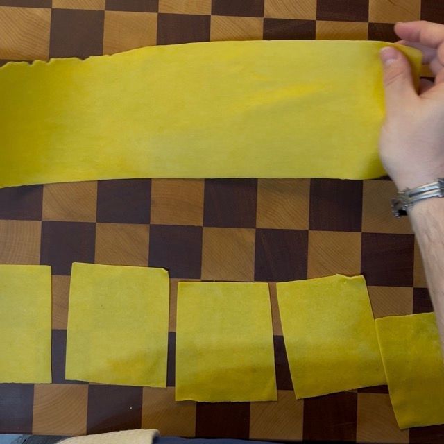 impasto oro di pasta fresca all'uovo steso