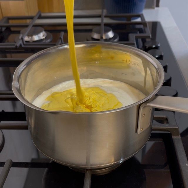 Composto di tuorli versato nel latte bollente