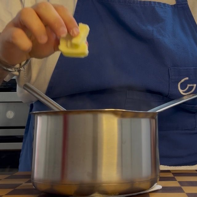 Burro aggiunto alla crema calda per mantecare.