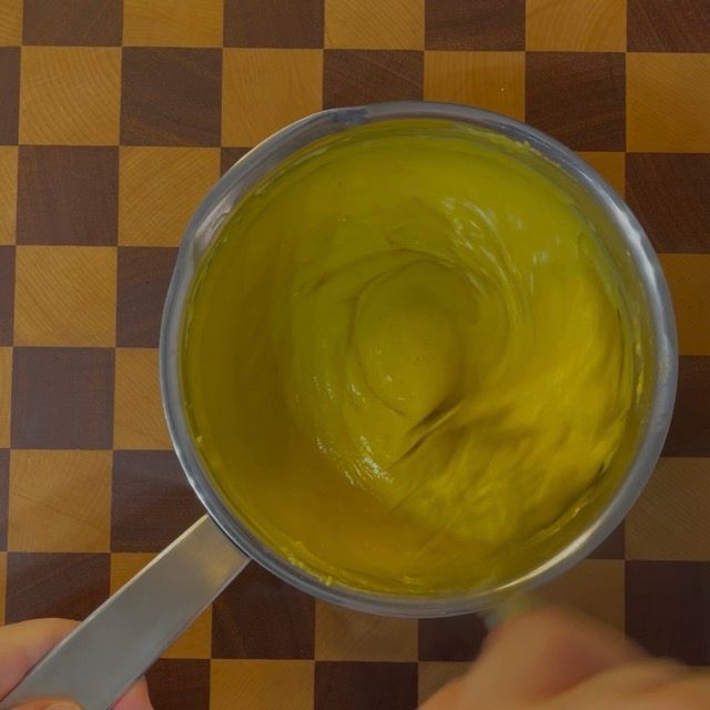 Crema pasticcera stesa su una teglia fredda per un raffreddamento rapido.