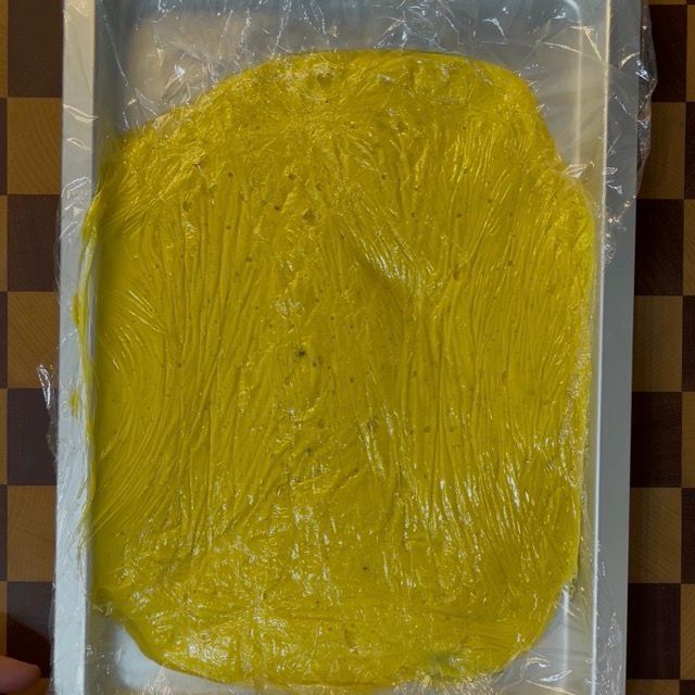 Crema coperta con pellicola a contatto, in riposo in frigo.