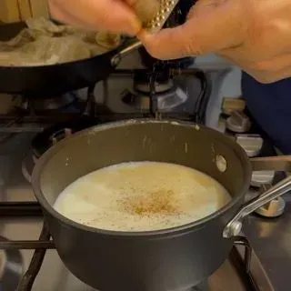 Besciamella cotta, liscia e vellutata, condita con noce moscata